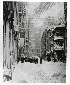 Telefoon-, telegraaf- en elektriciteitskabels boven de straten van New York City tijdens de grote sneeuwstorm van 1888. (The New York Historical Society Image/Wikimedia Commons)